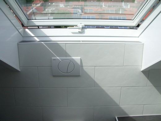 weissach-badrenovierung-dg/badrenovierung-weissach-wandfliesen-toilette-ablage-dachfenster.jpg